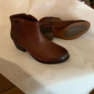 Clarks leather uppers boots!
